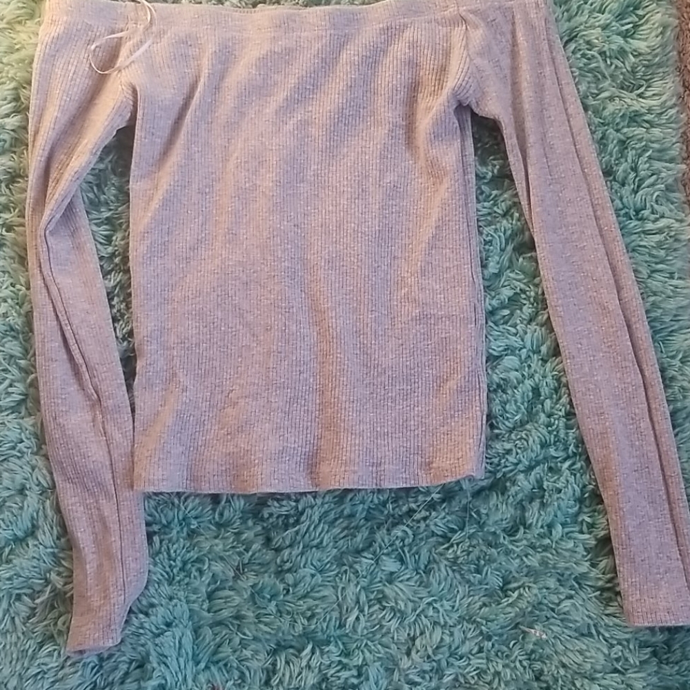 grey long sleeve shirt
